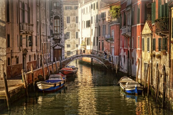 Boote auf dem Wasser in Venedig am Morgen