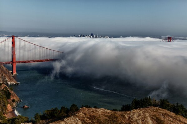 Łagodna mgła nad wiszącym mostem w Kalifornii