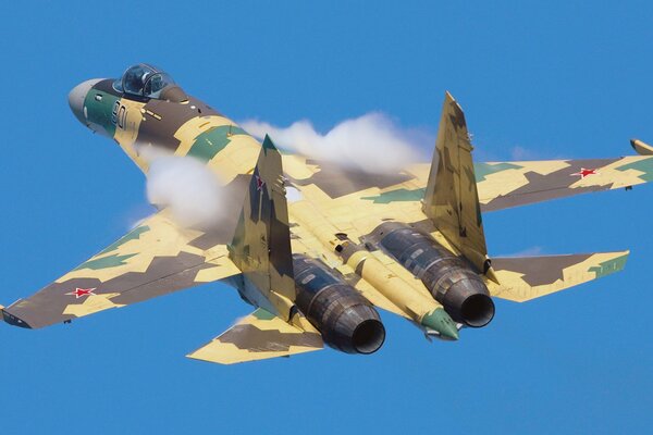 Spektakularny lot samolotu Su-35 na pokazie lotniczym