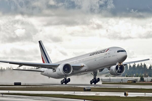 Atterrissage d un avion Boeing sur fond de nuages