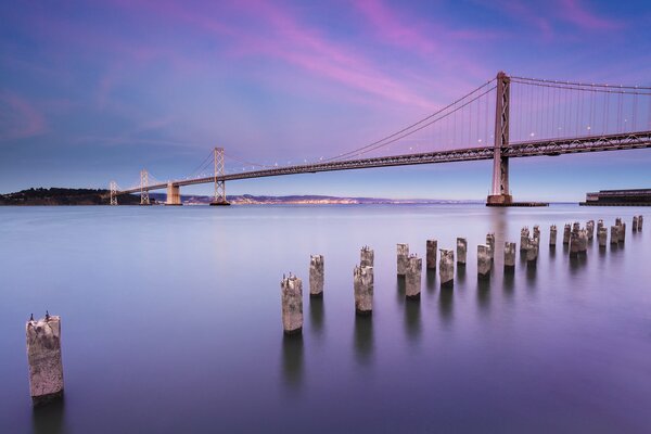 Puente sobre el estrecho, paisaje en California