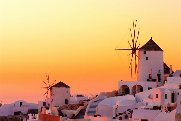 Mulini a vento al tramonto in Grecia