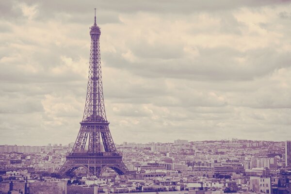 Torre Eiffel sobre la ciudad