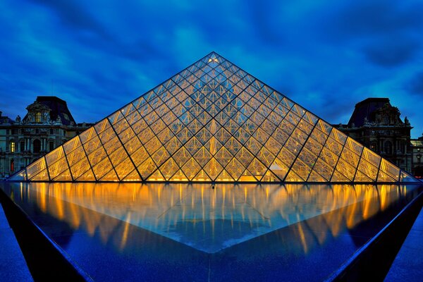 Museo luminoso bajo el cielo nocturno