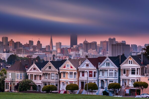 Abendfoto von amerikanischen Häusern. Schöner Sonnenuntergang