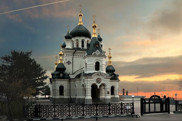 Église orthodoxe au coucher du soleil