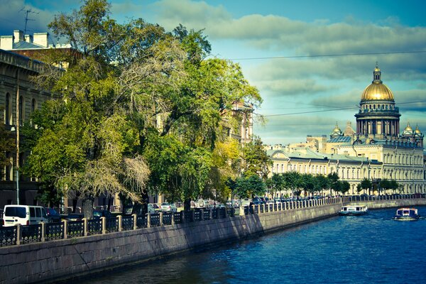 Blick auf die Uferpromenade von St. Petersburg am Nachmittag