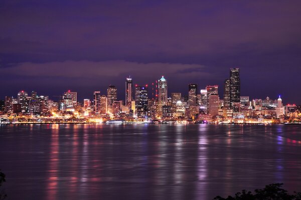 Bahía en la ciudad nocturna de Seattle