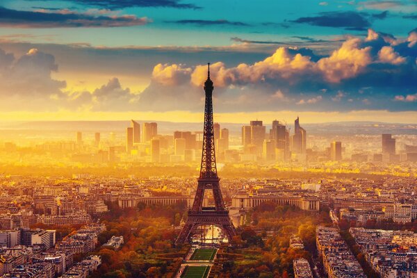 La Torre Eiffel a Parigi in autunno