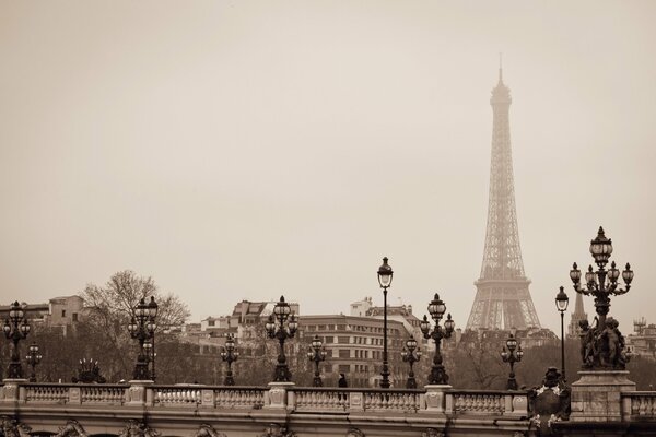Мост на фоне эйфелевой башни в Париже