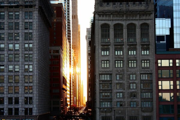 Sunset breaks through the thickness of buildings