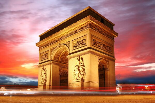 Magiczne niebo nad łukiem treumphal w Paryżu