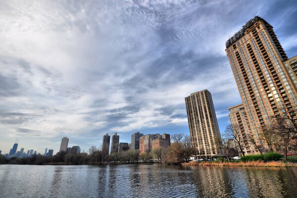 Immeubles de grande hauteur au bord de la mer à Chicago