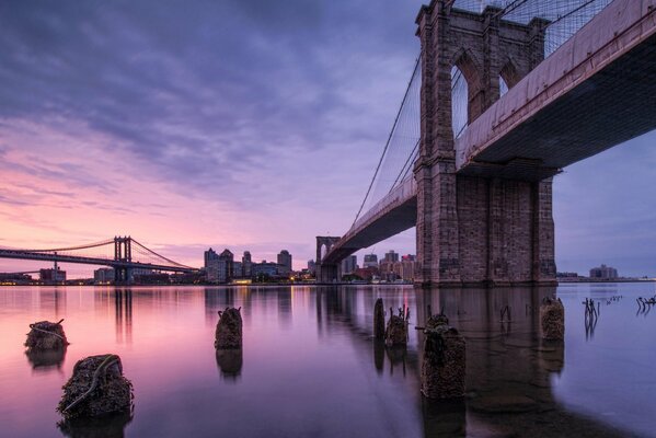 El puente de Brooklyn y la hermosa puesta de sol
