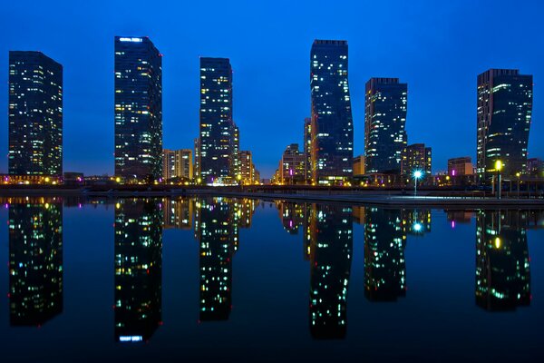 Riflessione delle case nell acqua