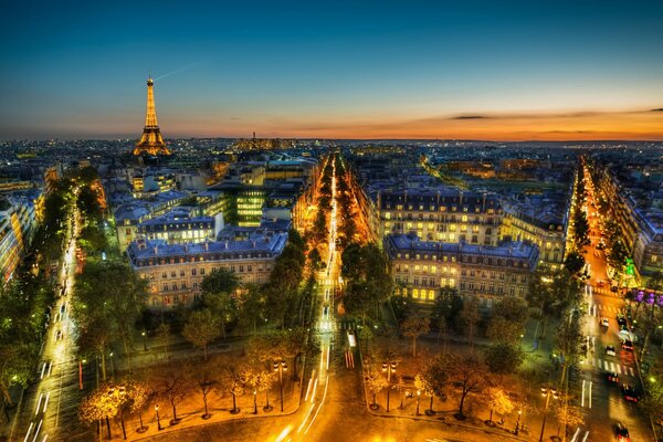 Vista de París, ciudad nocturna