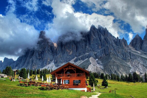 Cabaña al pie de las cordilleras