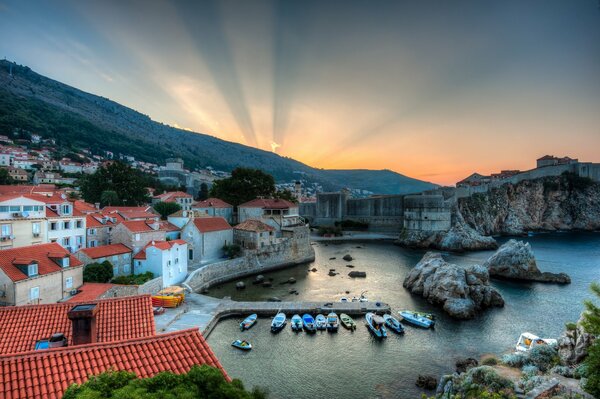 Kroatische Bucht bei Sonnenaufgang