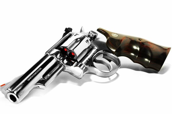 Revolver mit roten Patronen auf weißem Hintergrund