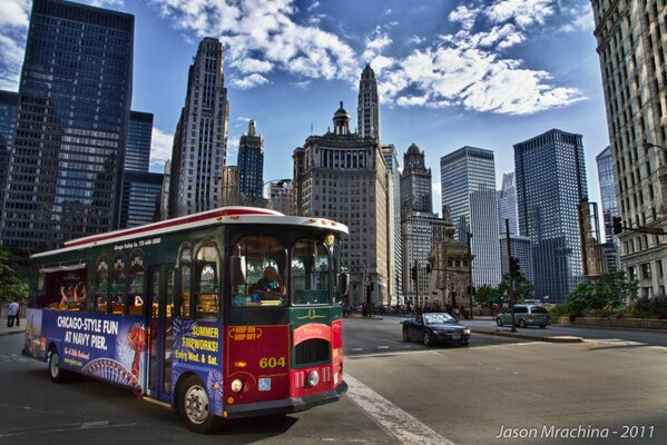 Bus joyeux dans les rues des États-Unis