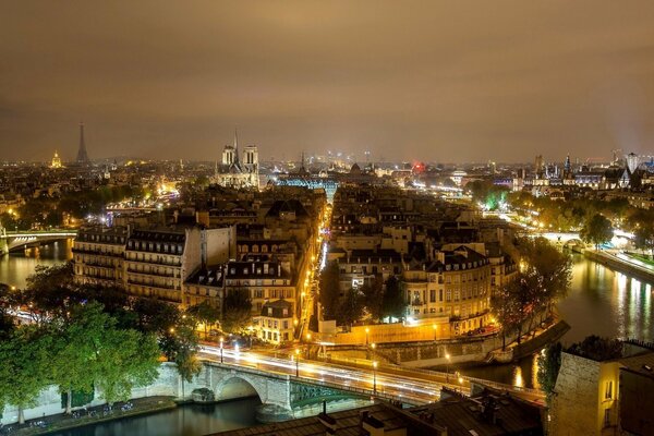 Panorama de la noche de París en primavera