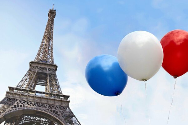 Torre Eiffel su uno sfondo di cielo limpido e palloncini nel colore della bandiera