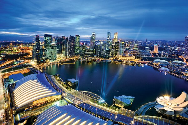 Helle Lichter des Abends in Singapur