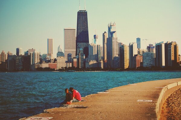 Blick von der Uferpromenade auf die Wolkenkratzer von Chicago