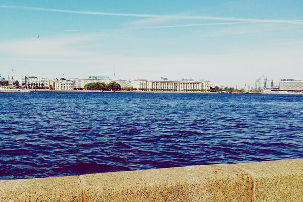 Die Brüstung der Uferpromenade vor dem Hintergrund der Newa und St. Peterbug