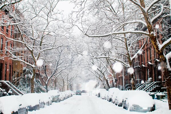 Strada innevata della città invernale