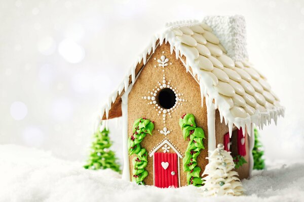Pastel de Navidad en forma de casa de invierno