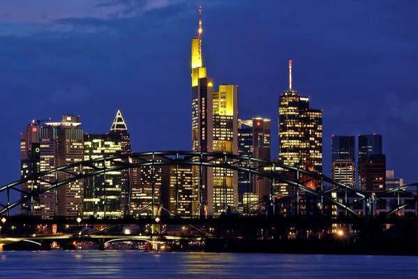 Luces de la noche de la ciudad de Frankfurt AM Main