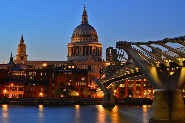 Pont du millénaire du soir à Londres, Royaume-Uni