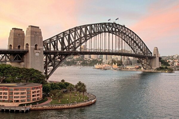 Харбор-бридж мост над заливом в Сиднее