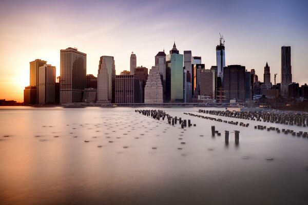 Promenade du soir avec les gratte-ciel de New York