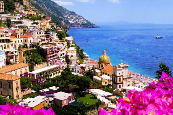 Italia. Ciudad en las rocas en la costa del mar