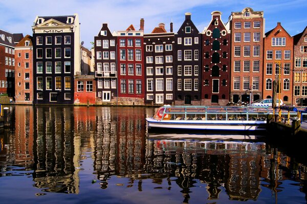 Речной трамвай в амстердаме . с видом на дома