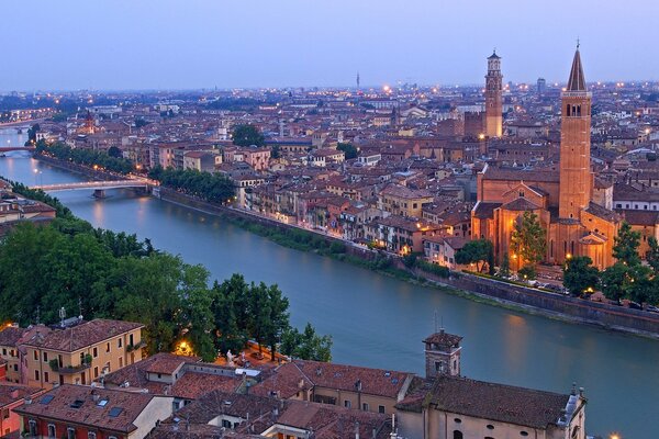 Tour Lamberti sur les rives de l Adige