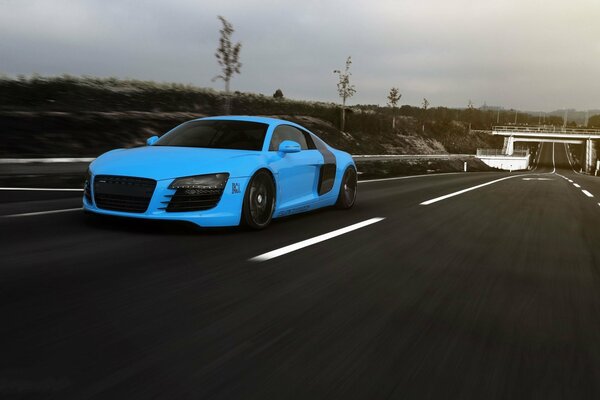 Blue Audi corre lungo la strada