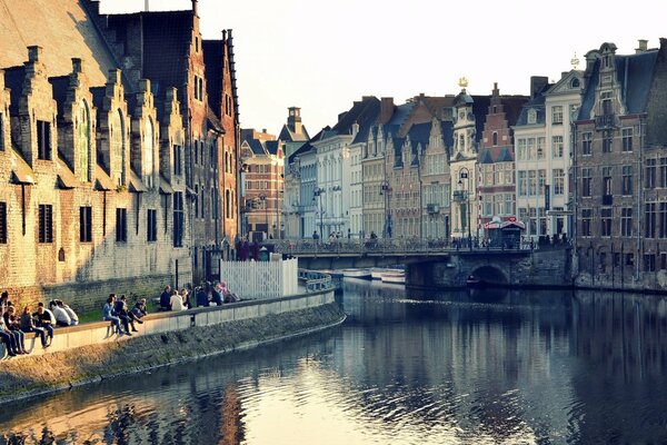 A city built around the banks of a river