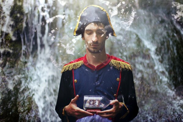 Capitán de barco con una miniatura del barco en el fondo del agua