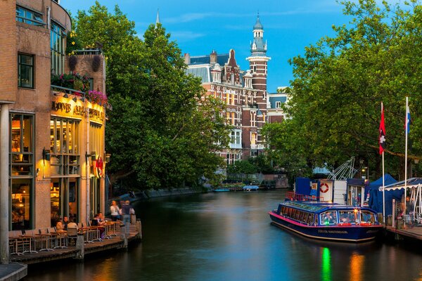 Países Bajos. Tranvía fluvial. Arquitectura de la ciudad