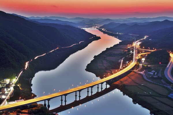 Alba sulle colline della Corea