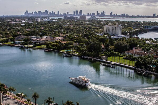 Яхта скользит по воде в городе Майами