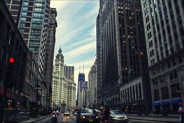 Una strada trafficata di Chicago sullo sfondo di maestosi grattacieli