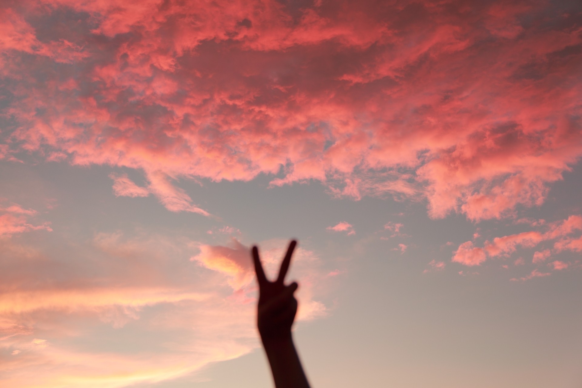 ciel nuages rose doigt silence