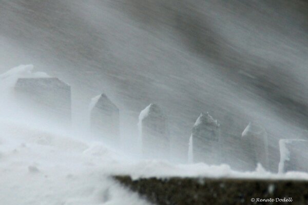 Le vent souffle la neige parmi les rochers