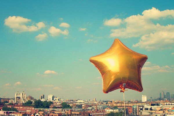 Globo estrella vuela sobre la ciudad