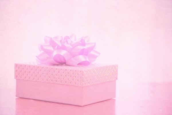 Ein Geschenk mit einem rosa Bogen für ein geliebtes Mädchen