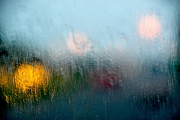 Regen hinter Glas und Lichter im Bokeh